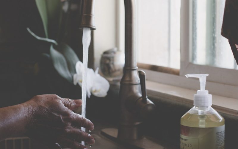 Dozownik na płyn do naczyń w zlewie — wygoda i higiena w Twojej kuchni