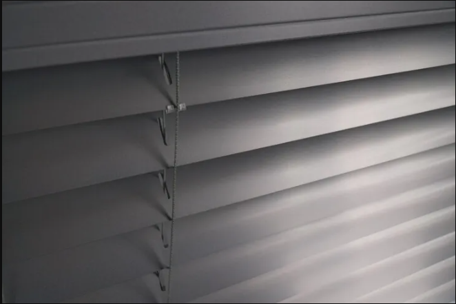 Światło i prywatność w praktyce – co daje żaluzja aluminiowa