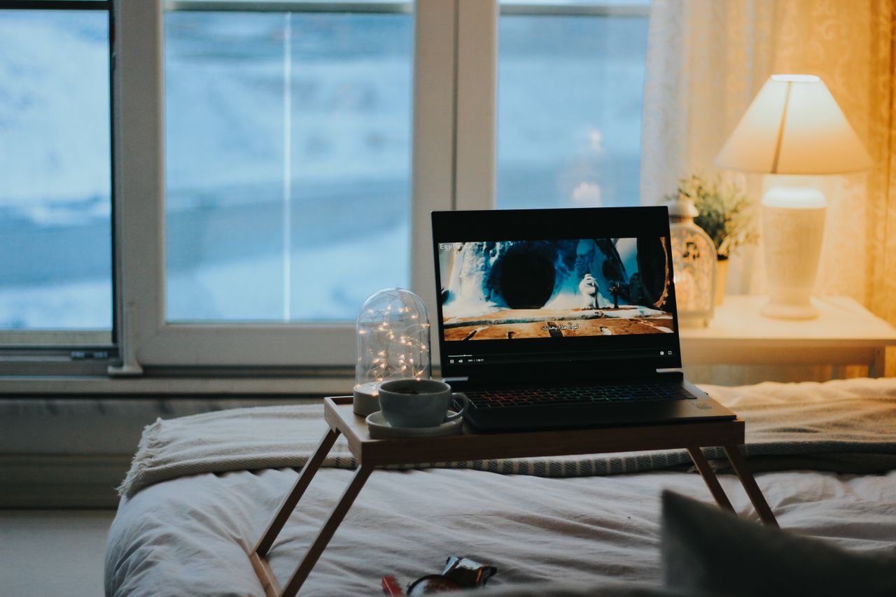 Wygodna praca poza biurkiem – stolik pod laptopa w domu